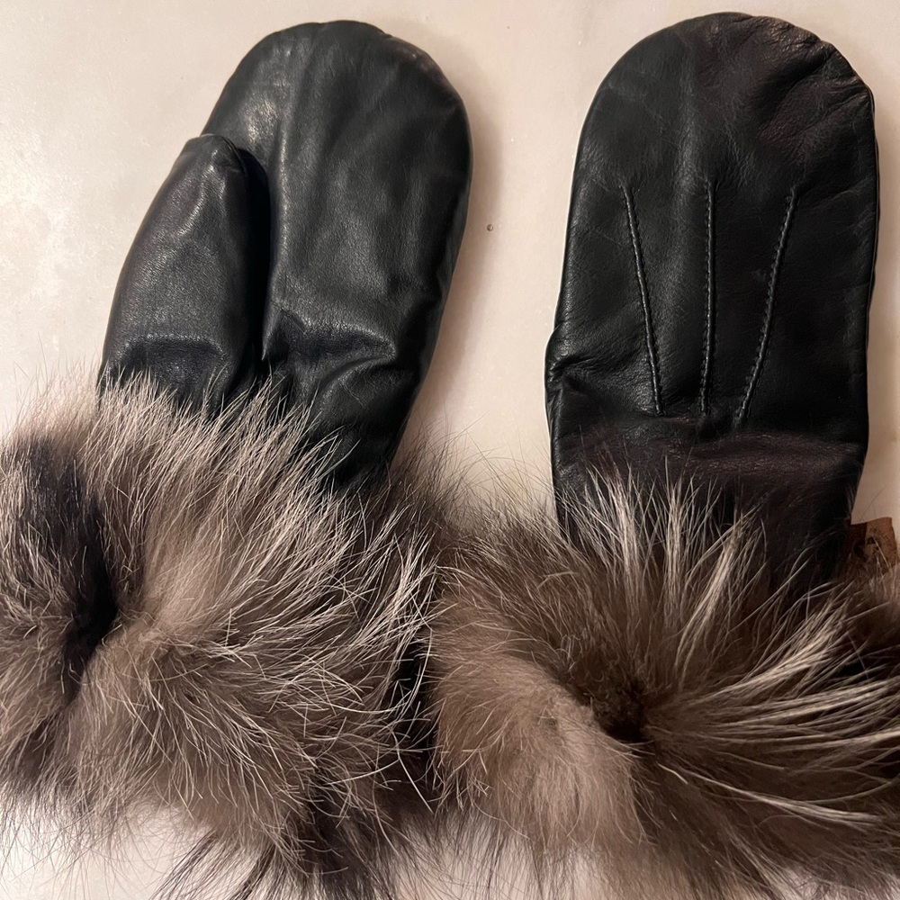 Black leather mittens. Fix fur lined and trim